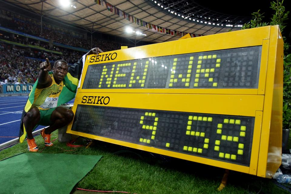Usain Bolt posant devant le panneau Seiko affichant 9.58 secondes, record du monde du 100m, Berlin 2009