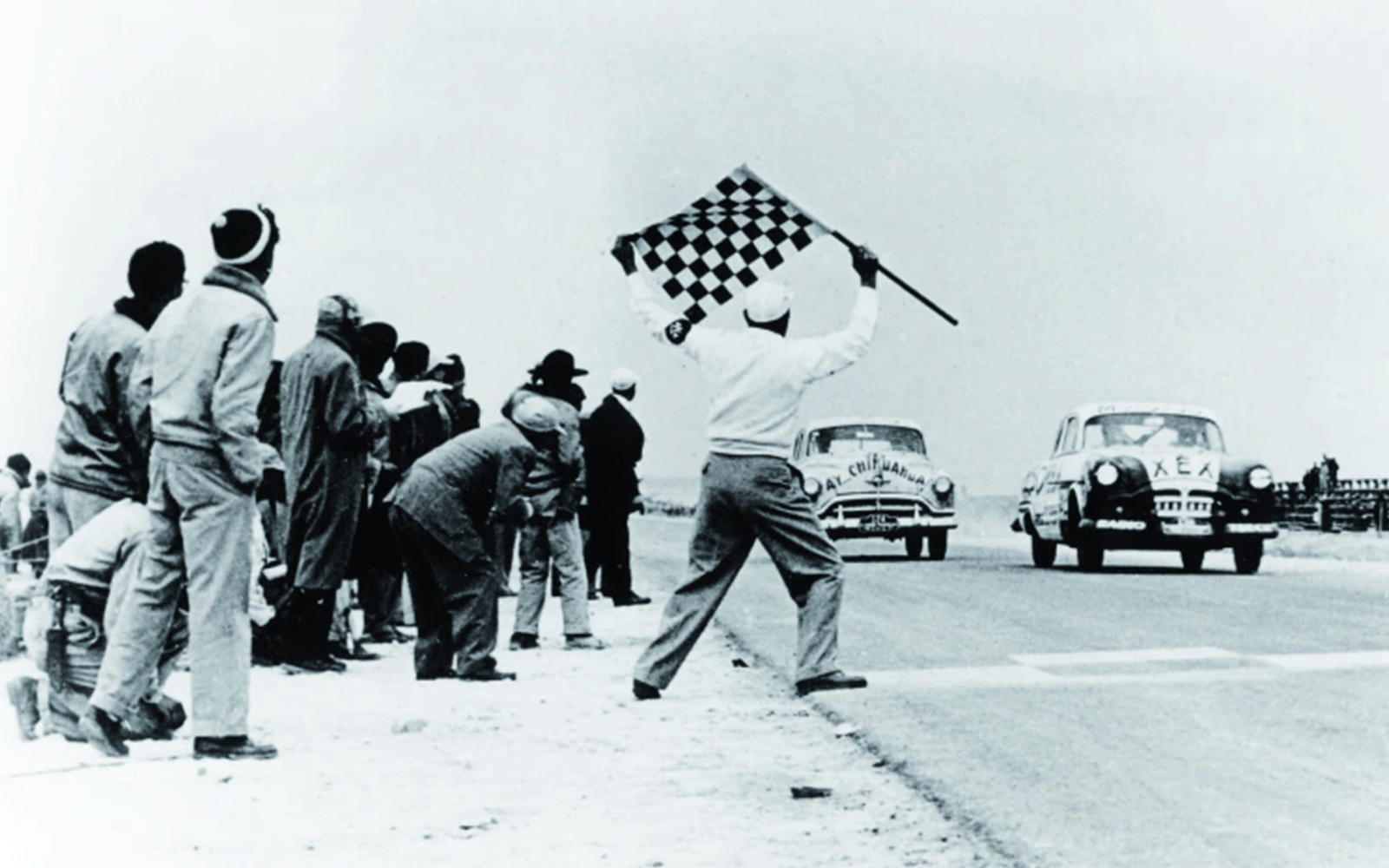 Départ de la Carrera Panamericana, années 1950, drapeau à damier et voitures de course