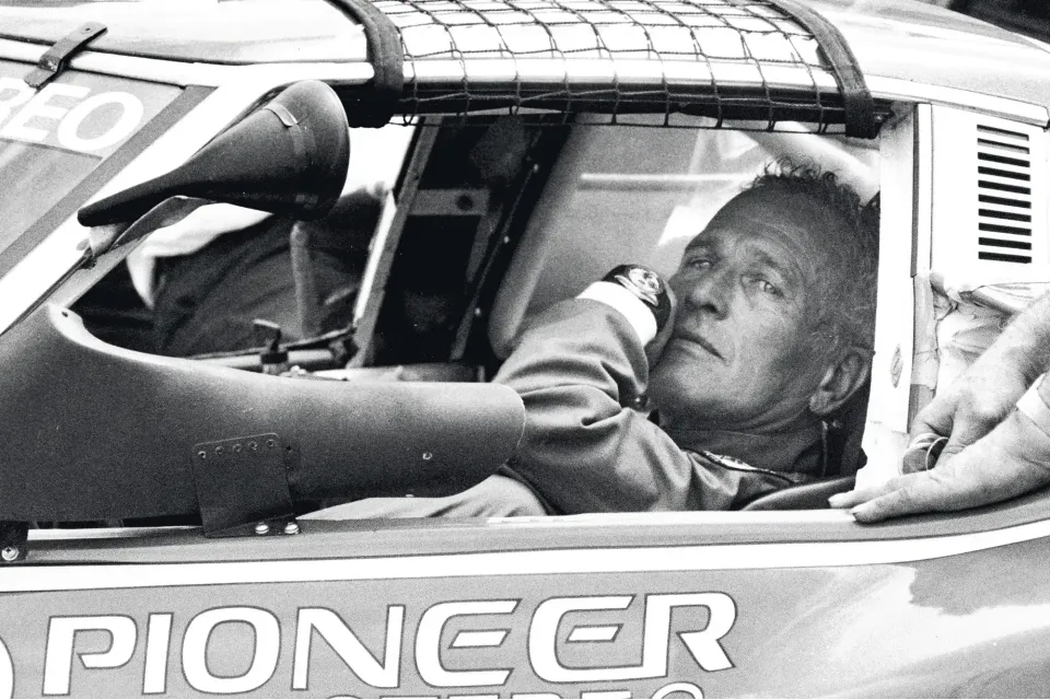 Paul Newman au volant de sa voiture de course, Rolex Daytona au poignet