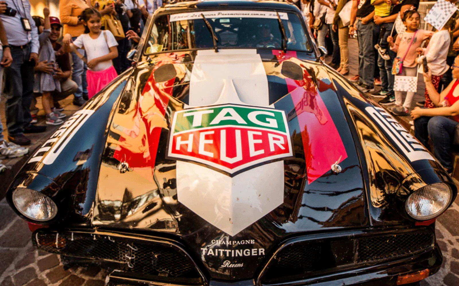 Voiture de course aux couleurs Tag Heuer lors de la Carrera Panamericana moderne