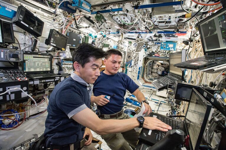 Kimiya Yui avec sa Casio G-Shock DW-9052 à bord de l'ISS