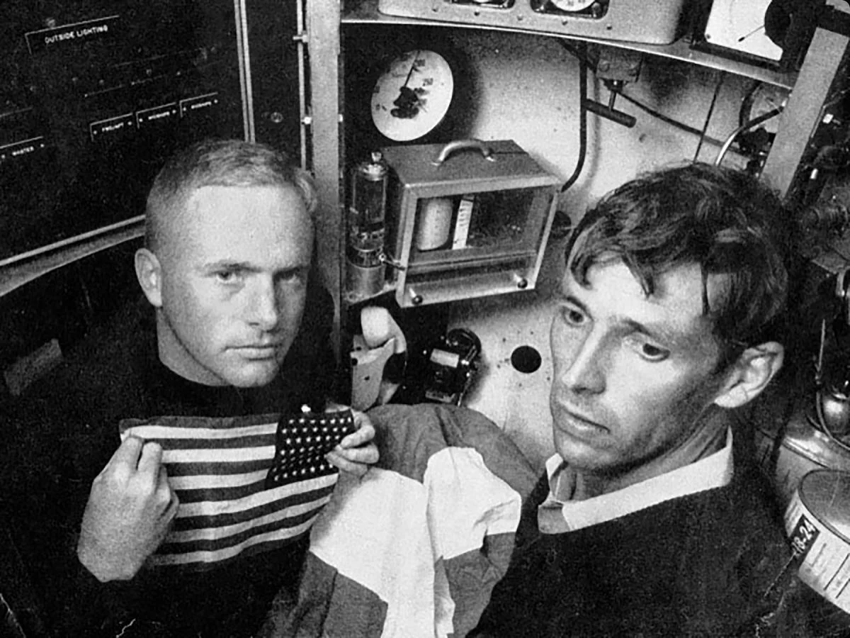 Don Walsh and Jacques Piccard aboard the Trieste, enclosed in the sphere where exploration becomes a matter of silence, pressure and precision.