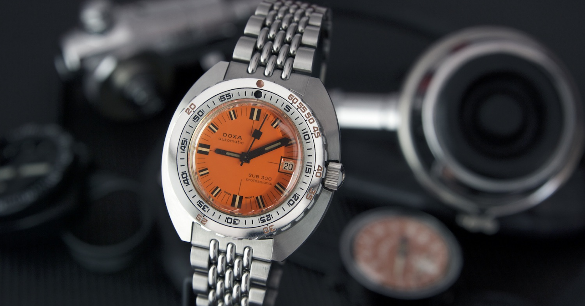 Doxa Sub 300 uit 1968, herkenbaar aan zijn oranje wijzerplaat, een handelsmerk geworden in de geschiedenis van duikhorloges.
