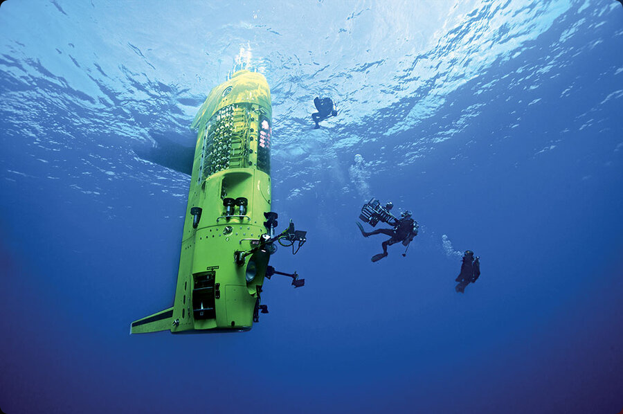 De Deepsea Challenger van James Cameron in het blauw, een spectaculair beeld van een expeditie gericht op het diepste punt van de wereldbol.