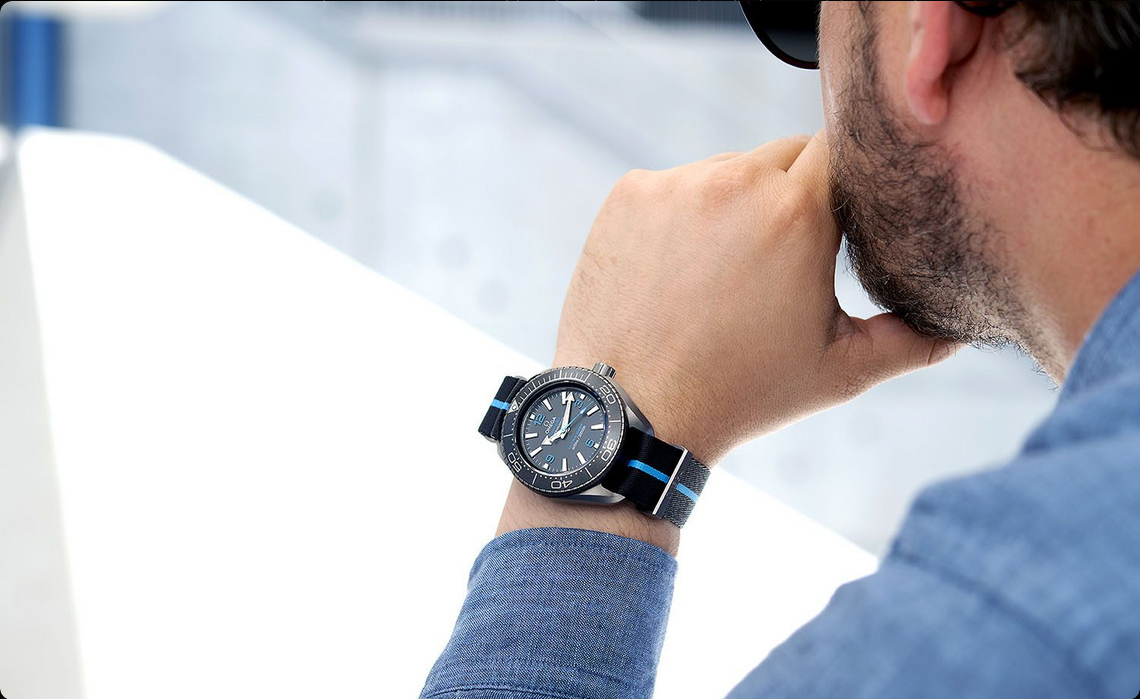 Omega Seamaster Planet Ocean om de pols, een moderne duikster verbonden met zowel verkenning als het verdedigen van de oceanen.